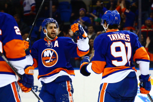 Frans Nielsen celebrates John Tavares' goal against the Dallas Stars. (Brandon Titus/Inside Hockey)